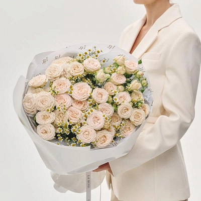 Дуобукет из кустовой розы Sophie с ромашками Дуобукет из кустовой розы Sophie с ромашками